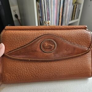 🤎Vintage Dooney & Bourke Kisslock All Weather Leather British Tan Wallet GUC🤎